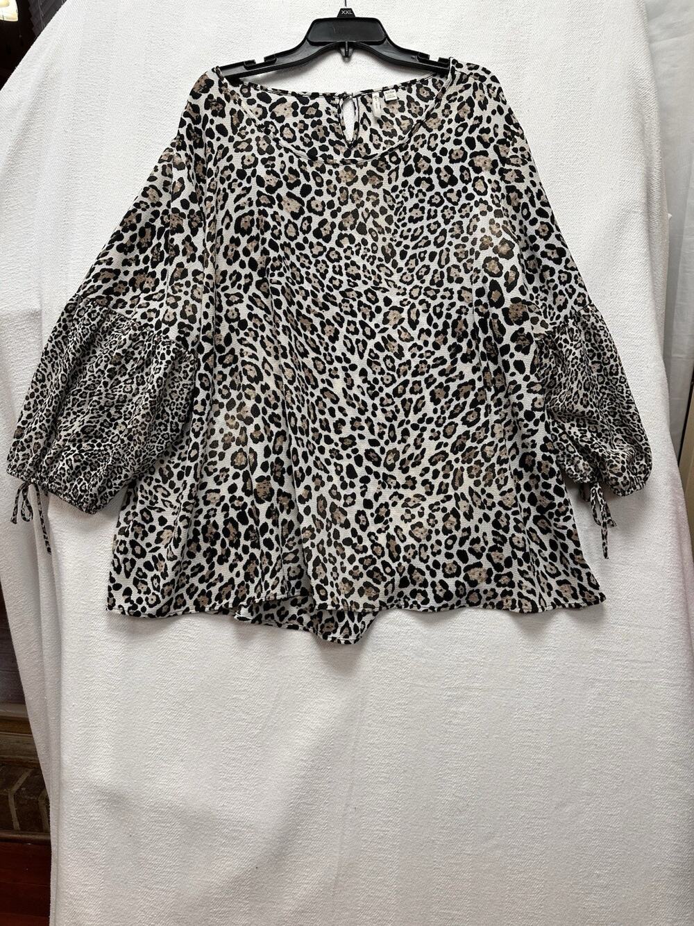 Women’s 26/28 W Leopard Print Puff 3/4 Sleeves Blouse Key Hole Back Knit Design